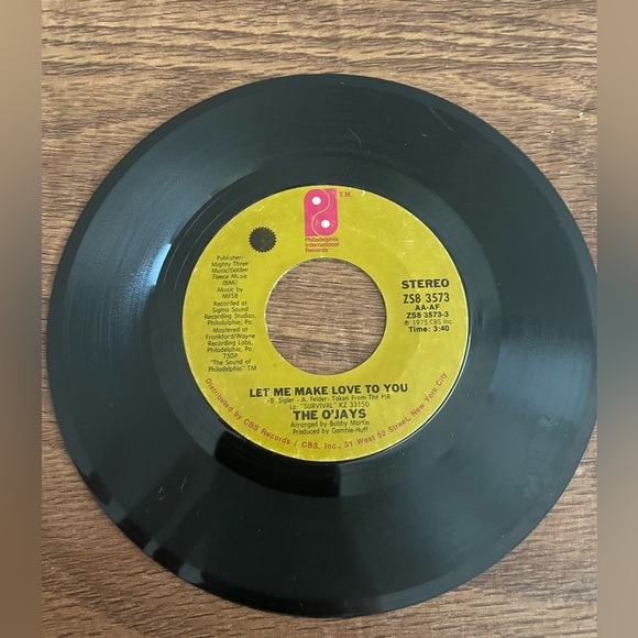 The O’JAYS- Single 7” Vinyl Record 45 Rpm- 1975 - CBS Records - Picture 2 of 4